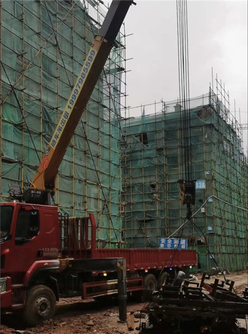 红岗区“慢工细活”—— 吊车的 “微动控制” 技术