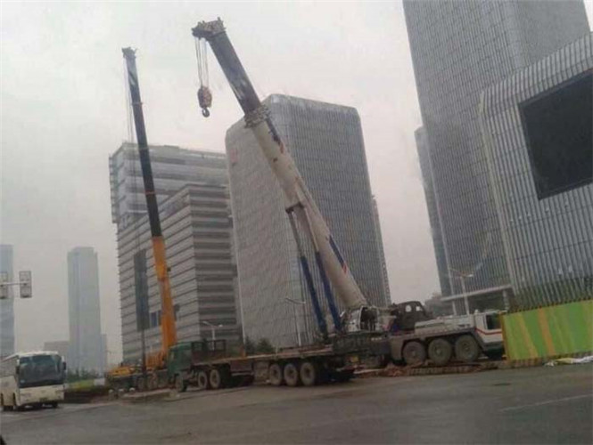 红岗区“自动找平”—— 吊车的 “平地神器” 技术